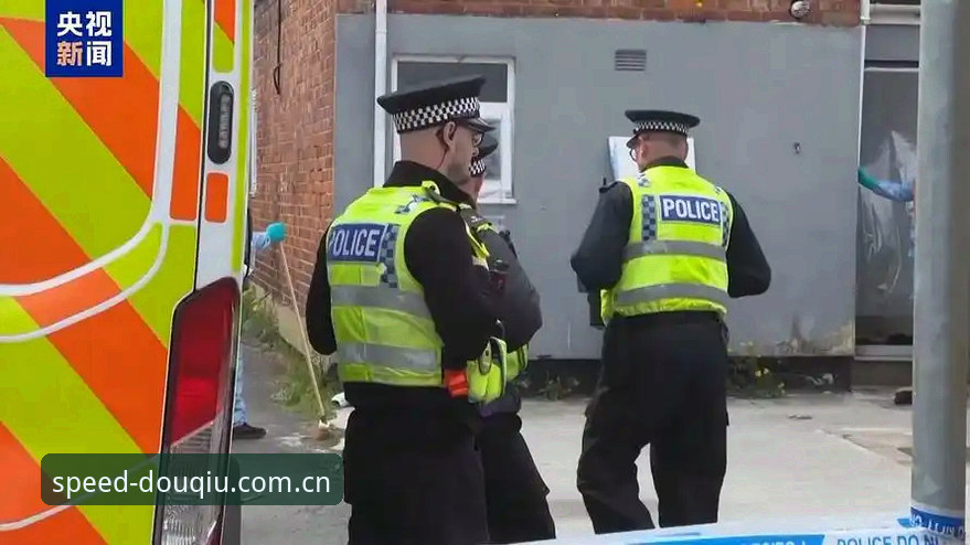 世界杯安保策略深度解析：英国警员人数骤减背后的博弈与应对
